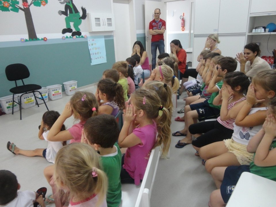 ALUNOS INTERAGEM E SE DIVERTEM COM A CONTAÇÃO DE HISTÓRIA