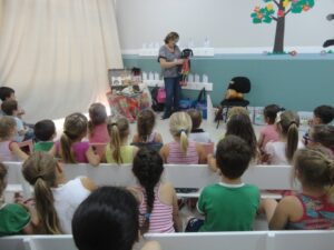 ALUNOS INTERAGEM E SE DIVERTEM COM A CONTAÇÃO DE HISTÓRIA