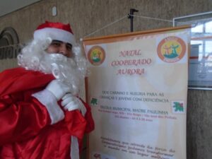 VOLUNTÁRIOS REALIZAM NATAL COOPERADO EM ESCOLA ESPECIAL
