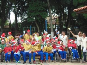 VOLUNTÁRIOS REALIZAM NATAL COOPERADO EM ESCOLA ESPECIAL