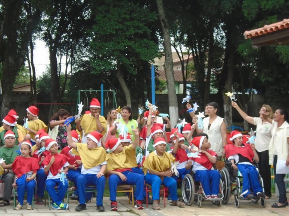 VOLUNTÁRIOS REALIZAM NATAL COOPERADO EM ESCOLA ESPECIAL