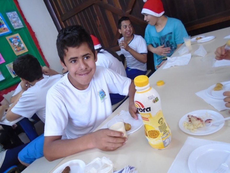 VOLUNTÁRIOS REALIZAM NATAL COOPERADO EM ESCOLA ESPECIAL