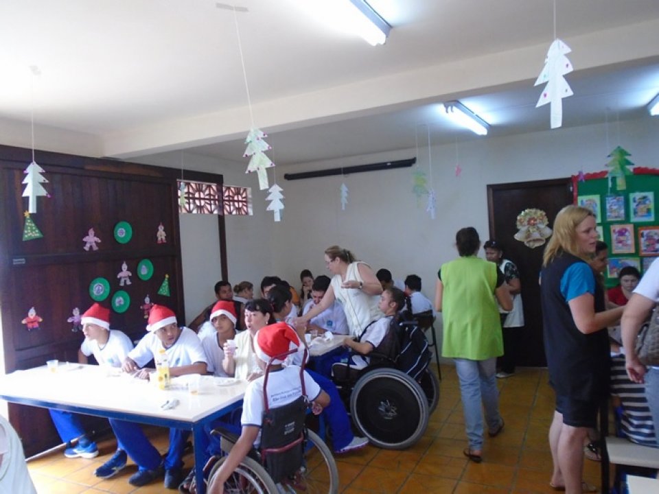VOLUNTÁRIOS REALIZAM NATAL COOPERADO EM ESCOLA ESPECIAL