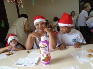 VOLUNTÁRIOS REALIZAM NATAL COOPERADO EM ESCOLA ESPECIAL