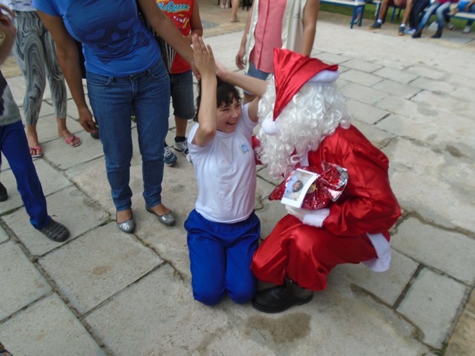 VOLUNTÁRIOS REALIZAM NATAL COOPERADO EM ESCOLA ESPECIAL
