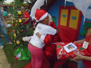 VOLUNTÁRIOS REALIZAM NATAL COOPERADO EM ESCOLA ESPECIAL