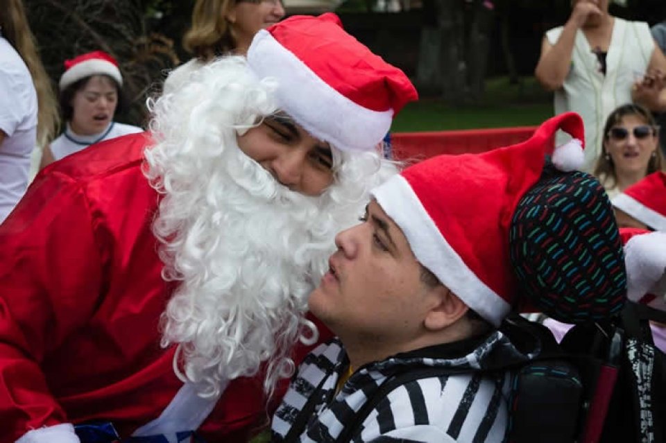 VOLUNTÁRIOS REALIZAM NATAL COOPERADO EM ESCOLA ESPECIAL