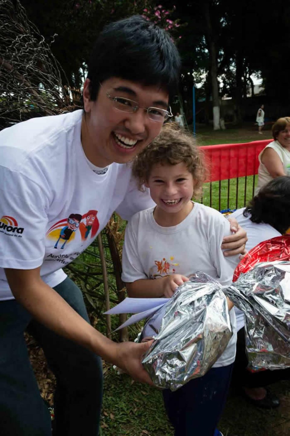VOLUNTÁRIOS REALIZAM NATAL COOPERADO EM ESCOLA ESPECIAL