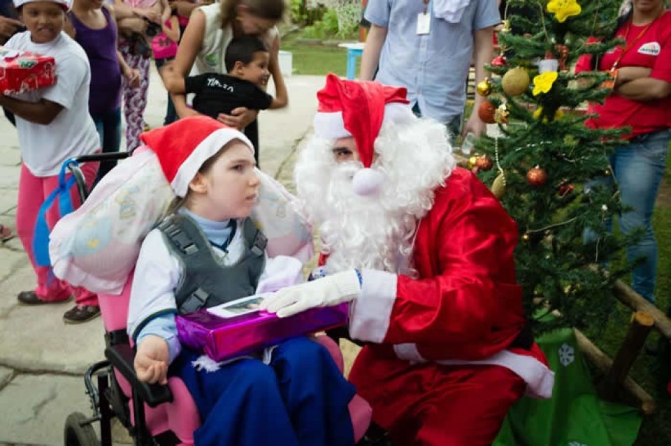 VOLUNTÁRIOS REALIZAM NATAL COOPERADO EM ESCOLA ESPECIAL