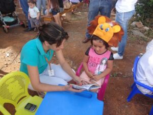 KOMBI BIBLIOTECA LEVA AS CRIANÇAS AO MUNDO DA IMAGINAÇÃO