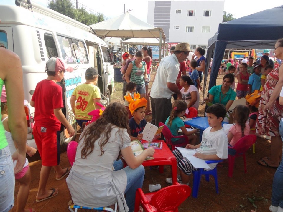 KOMBI BIBLIOTECA LEVA AS CRIANÇAS AO MUNDO DA IMAGINAÇÃO