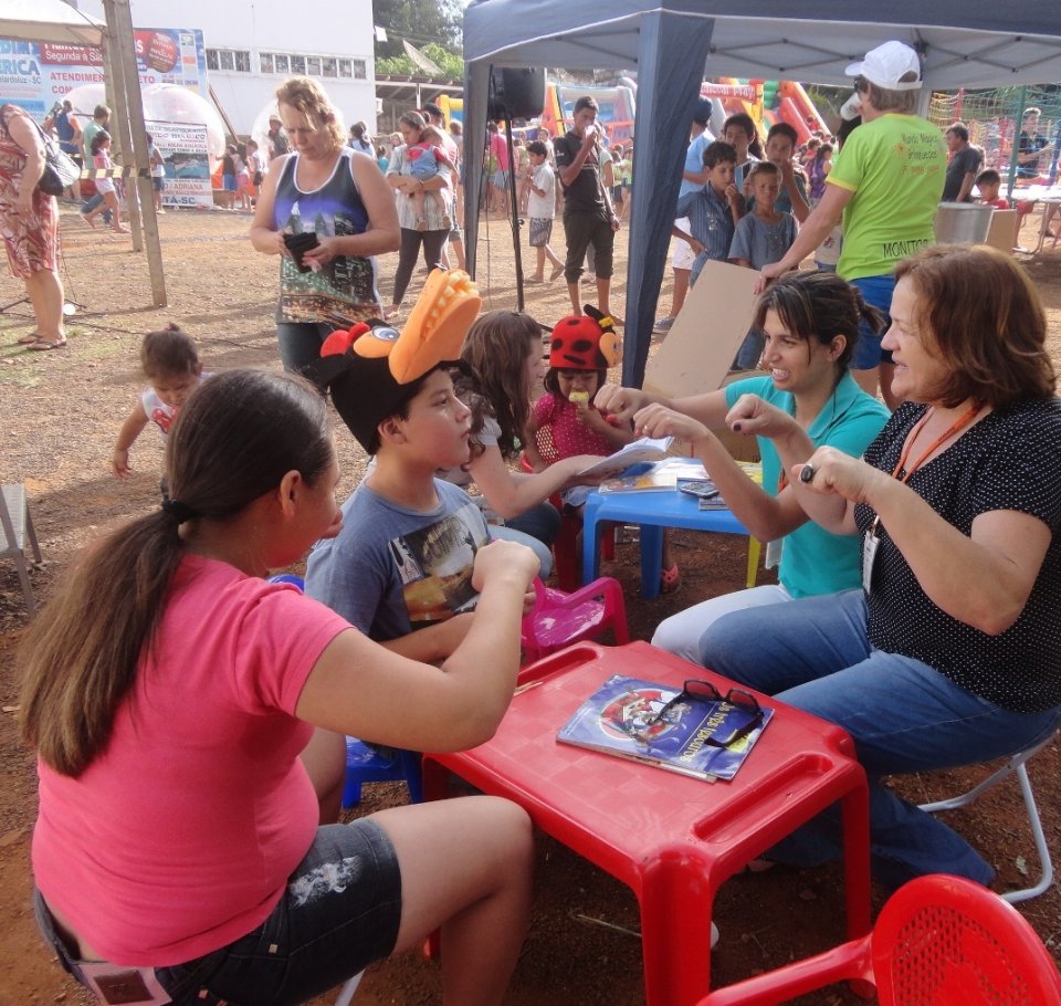 KOMBI BIBLIOTECA LEVA AS CRIANÇAS AO MUNDO DA IMAGINAÇÃO