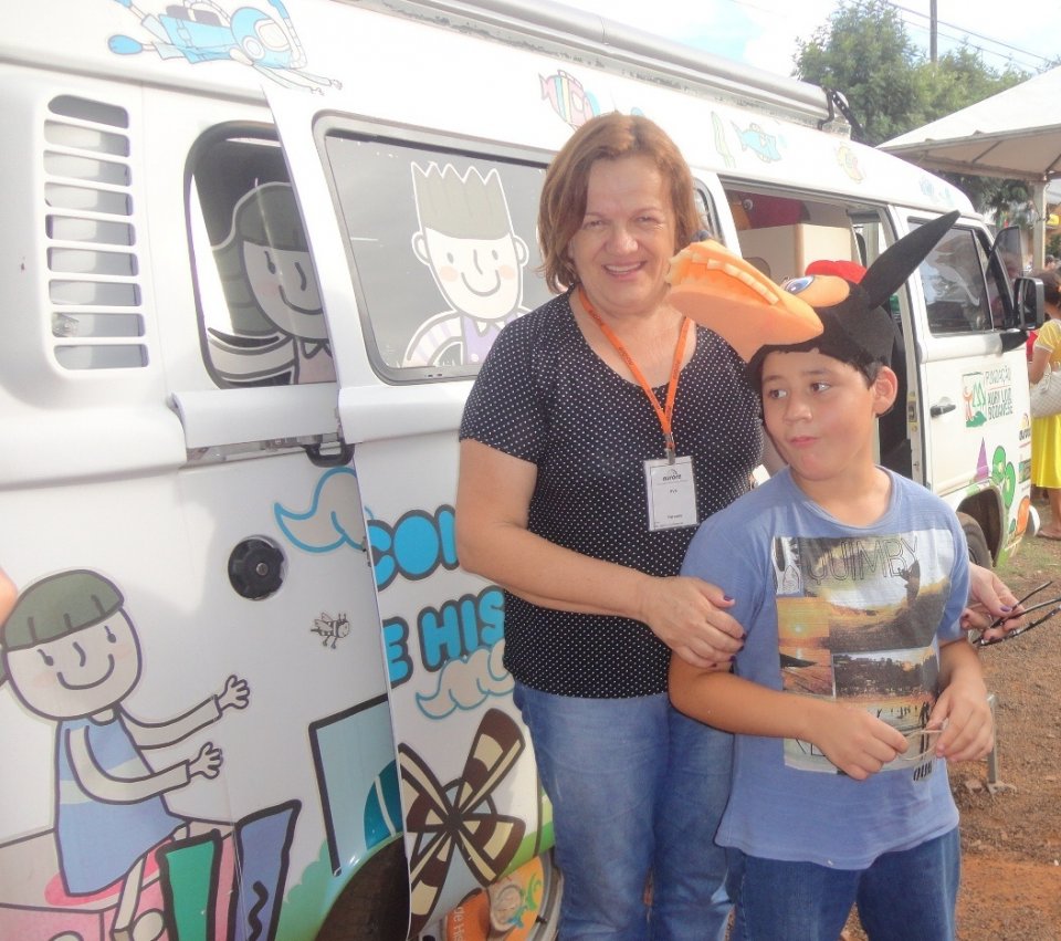 KOMBI BIBLIOTECA LEVA AS CRIANÇAS AO MUNDO DA IMAGINAÇÃO