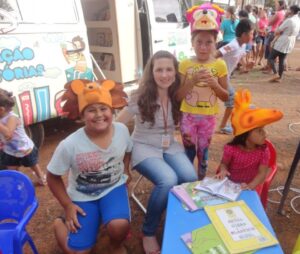 KOMBI BIBLIOTECA LEVA AS CRIANÇAS AO MUNDO DA IMAGINAÇÃO