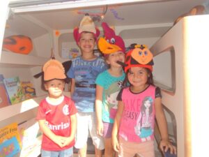 KOMBI BIBLIOTECA LEVA AS CRIANÇAS AO MUNDO DA IMAGINAÇÃO