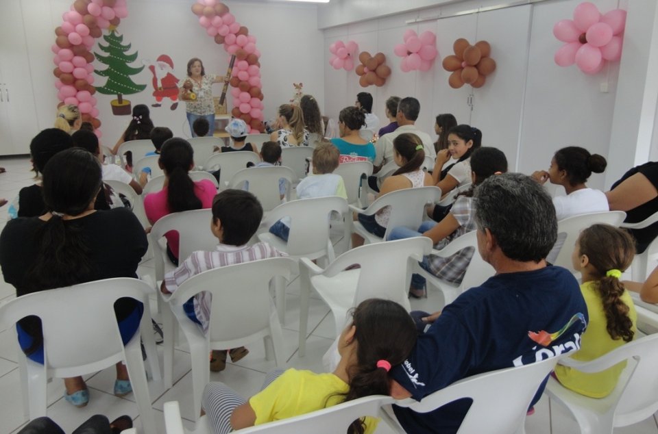 KOMBI BIBLIOTECA LEVA AS CRIANÇAS AO MUNDO DA IMAGINAÇÃO