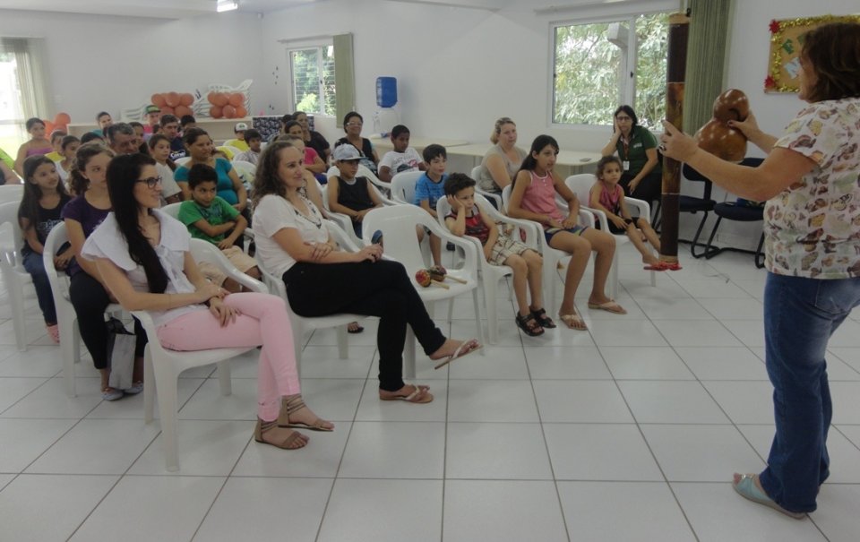 KOMBI BIBLIOTECA LEVA AS CRIANÇAS AO MUNDO DA IMAGINAÇÃO