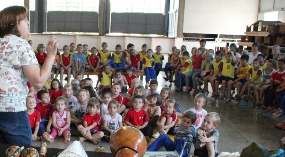 KOMBI BIBLIOTECA LEVA AS CRIANÇAS AO MUNDO DA IMAGINAÇÃO