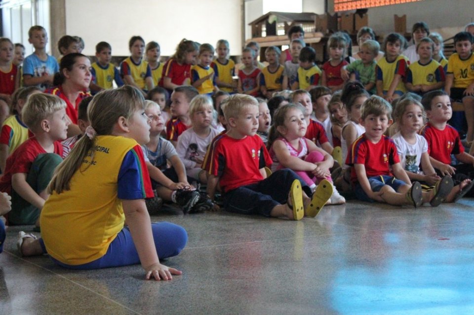 KOMBI BIBLIOTECA LEVA AS CRIANÇAS AO MUNDO DA IMAGINAÇÃO