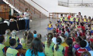 KOMBI BIBLIOTECA LEVA AS CRIANÇAS AO MUNDO DA IMAGINAÇÃO