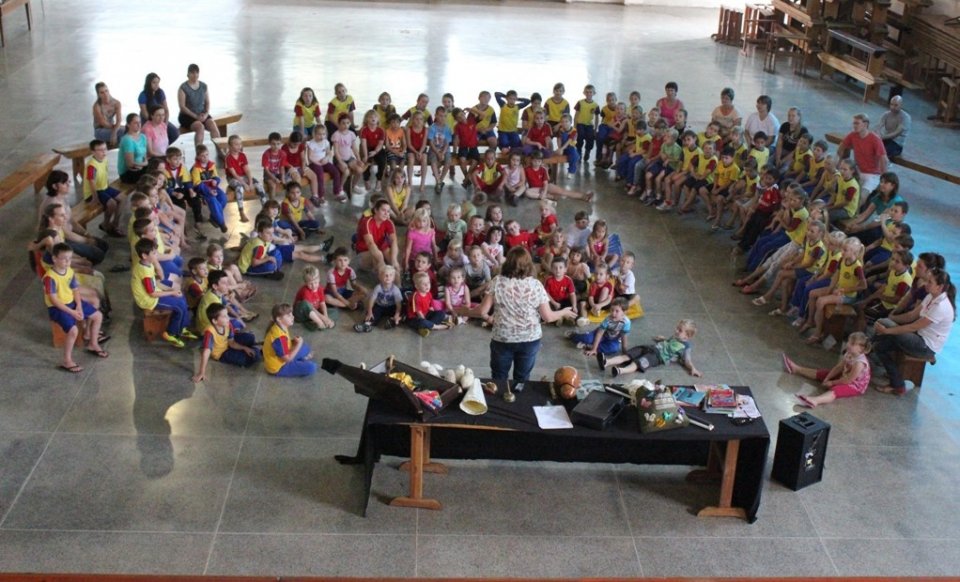 KOMBI BIBLIOTECA LEVA AS CRIANÇAS AO MUNDO DA IMAGINAÇÃO