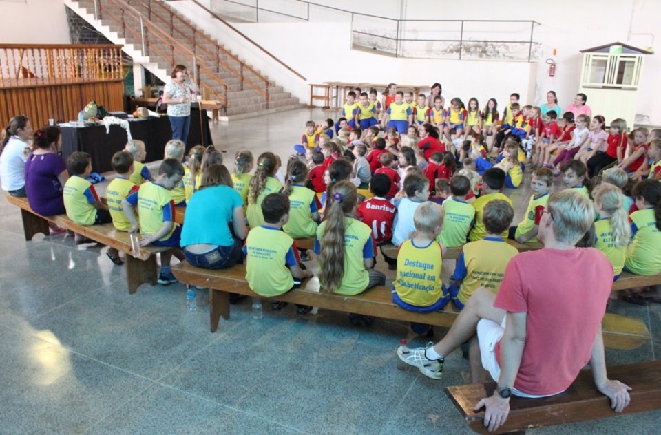 KOMBI BIBLIOTECA LEVA AS CRIANÇAS AO MUNDO DA IMAGINAÇÃO