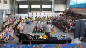 KOMBI BIBLIOTECA LEVA AS CRIANÇAS AO MUNDO DA IMAGINAÇÃO