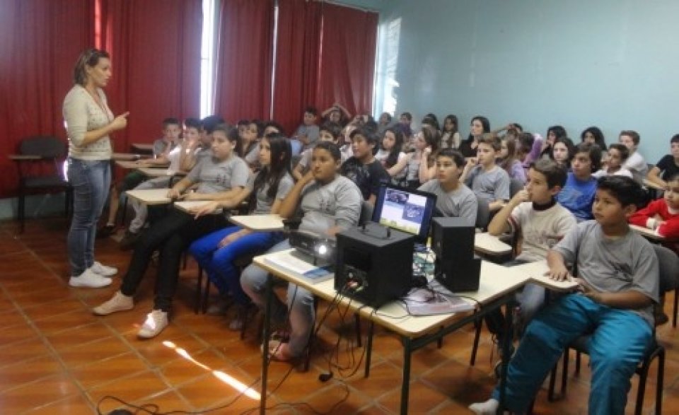 TURMINHA DA RECICLAGEM VISITA VÁRIAS ESCOLAS EM CHAPECÓ-SC