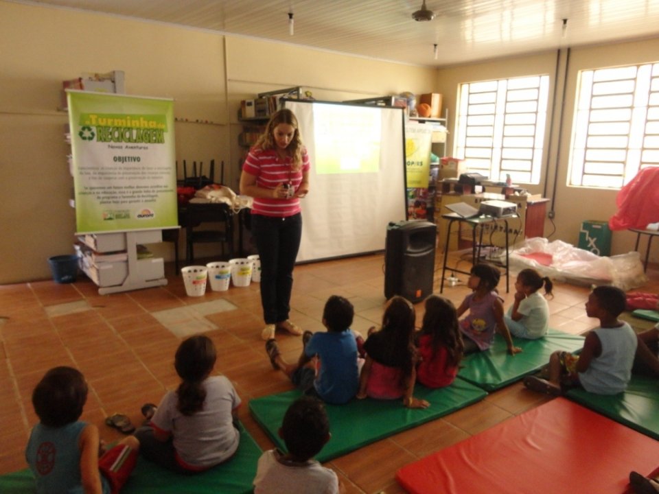 A TURMINHA DA RECICLAGEM RS, CAPACITA EMPREGADOS DE EMPRESA E VISITA ESCOLAS