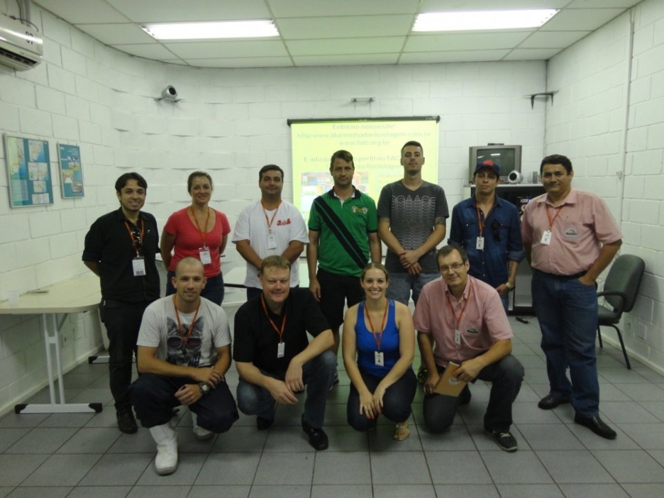 A TURMINHA DA RECICLAGEM RS, CAPACITA EMPREGADOS DE EMPRESA E VISITA ESCOLAS