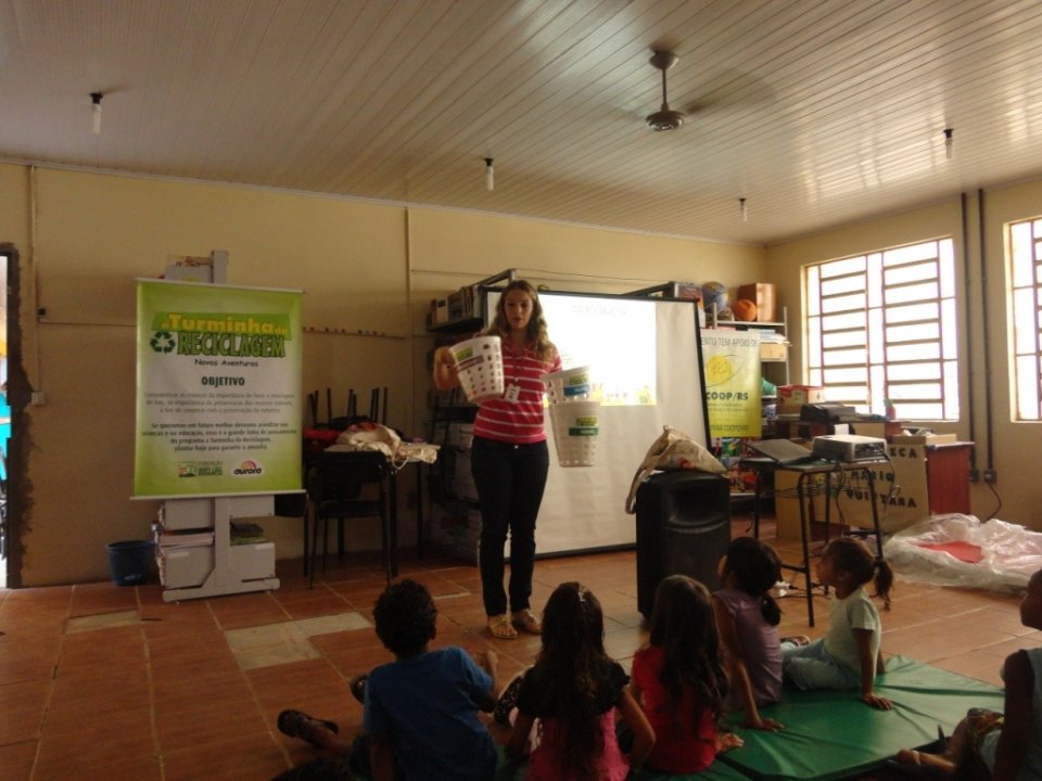 A TURMINHA DA RECICLAGEM RS, CAPACITA EMPREGADOS DE EMPRESA E VISITA ESCOLAS