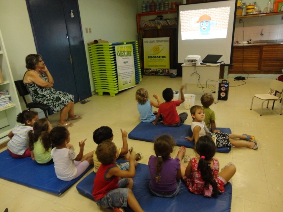 A TURMINHA DA RECICLAGEM RS, CAPACITA EMPREGADOS DE EMPRESA E VISITA ESCOLAS