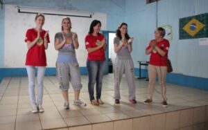 GRUPO DE DANÇA VOZES DO CORPO REALIZA REUNIÃO COM OS PAIS E ALUNOS, APÓS PARTICIPAM DE CAMINHADA