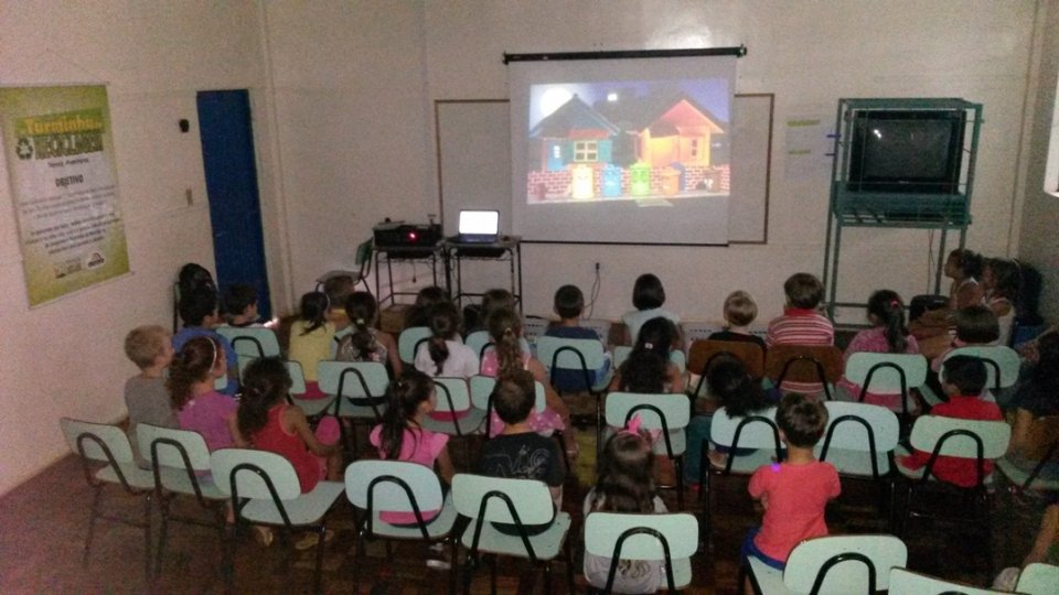 ALUNOS EMPOLGADOS COM A VOLTA DAS ATIVIDADES DA TURMINHA DA RECICLAGEM