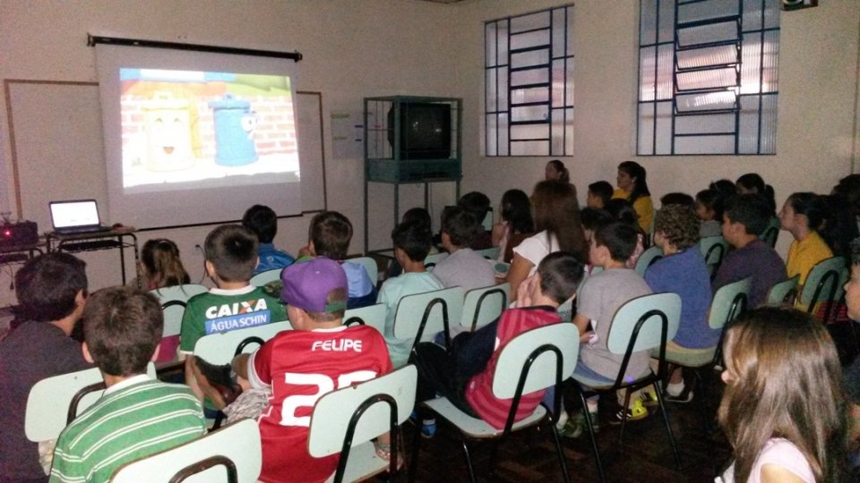 ALUNOS EMPOLGADOS COM A VOLTA DAS ATIVIDADES DA TURMINHA DA RECICLAGEM