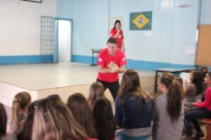 GRUPO DE DANÇA VOZES DO CORPO REALIZA REUNIÃO COM OS PAIS E ALUNOS, APÓS PARTICIPAM DE CAMINHADA