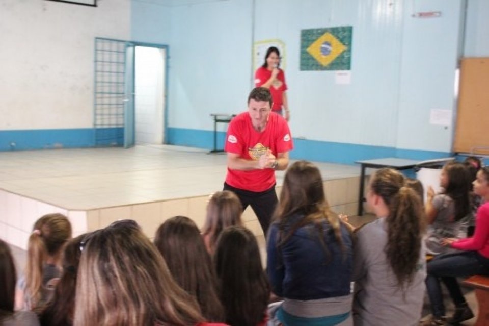 GRUPO DE DANÇA VOZES DO CORPO REALIZA REUNIÃO COM OS PAIS E ALUNOS, APÓS PARTICIPAM DE CAMINHADA