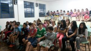 ALUNOS EMPOLGADOS COM A VOLTA DAS ATIVIDADES DA TURMINHA DA RECICLAGEM