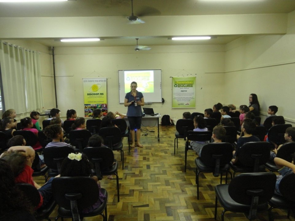 ALUNOS SE DIVERTEM COM A TURMINHA DA RECICLAGEM RS