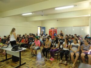 ALUNOS SE DIVERTEM COM A TURMINHA DA RECICLAGEM RS