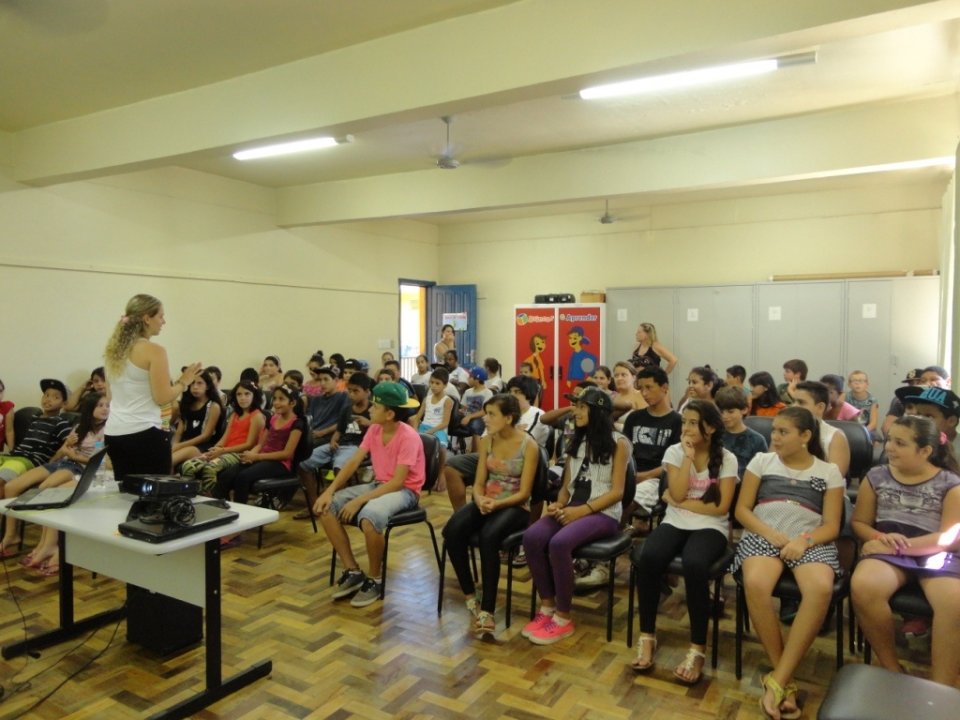 ALUNOS SE DIVERTEM COM A TURMINHA DA RECICLAGEM RS