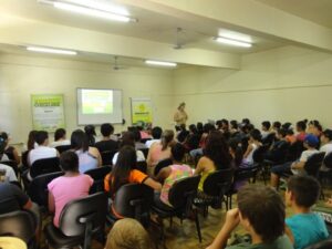 ALUNOS SE DIVERTEM COM A TURMINHA DA RECICLAGEM RS