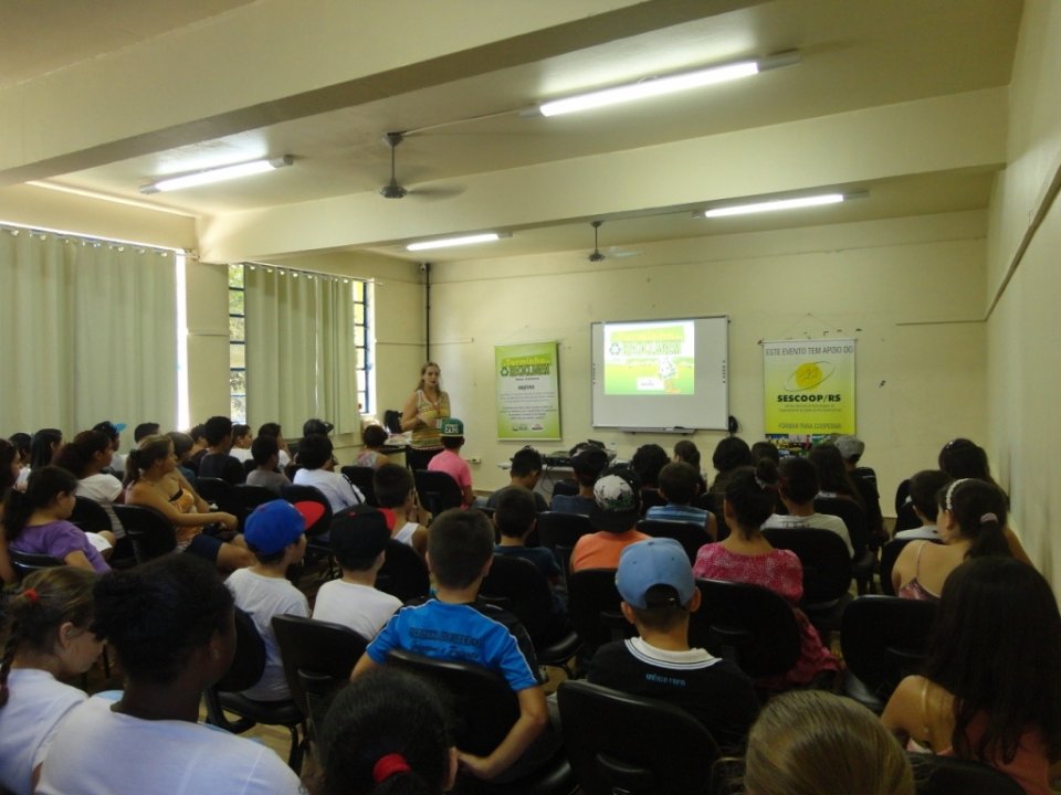 ALUNOS SE DIVERTEM COM A TURMINHA DA RECICLAGEM RS