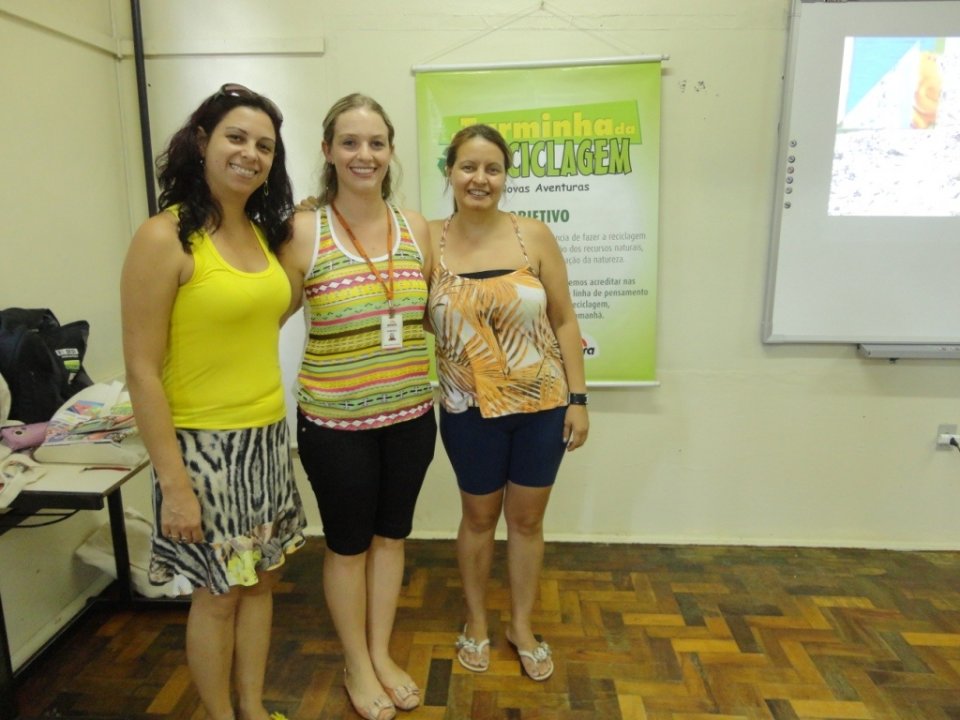 ALUNOS SE DIVERTEM COM A TURMINHA DA RECICLAGEM RS