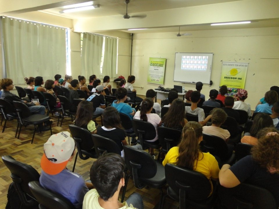 ALUNOS SE DIVERTEM COM A TURMINHA DA RECICLAGEM RS