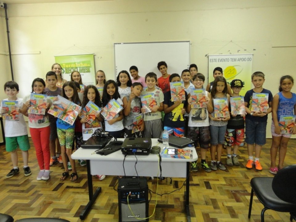ALUNOS SE DIVERTEM COM A TURMINHA DA RECICLAGEM RS