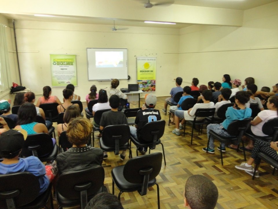 ALUNOS SE DIVERTEM COM A TURMINHA DA RECICLAGEM RS