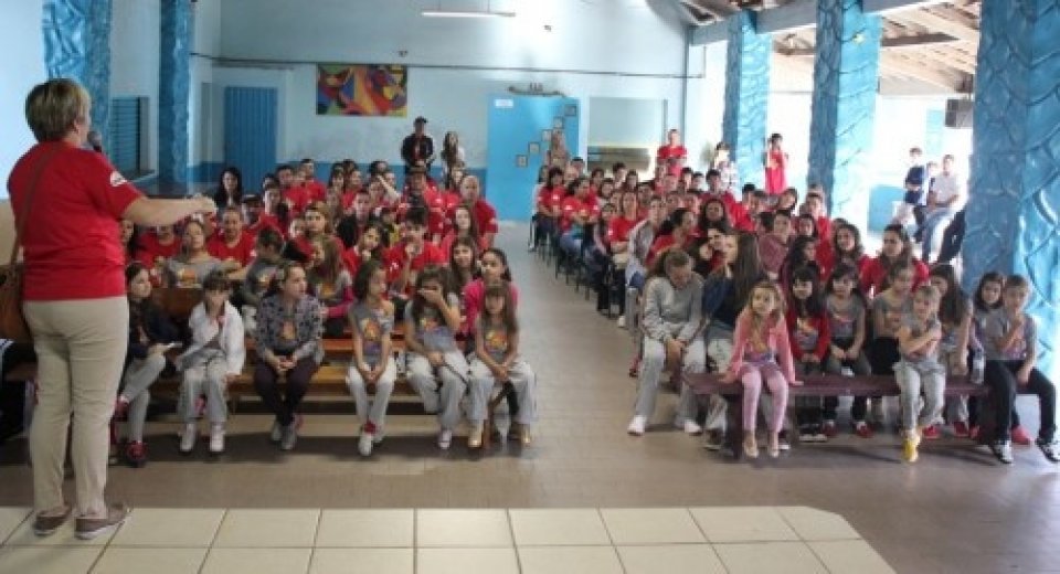GRUPO DE DANÇA VOZES DO CORPO REALIZA REUNIÃO COM OS PAIS E ALUNOS, APÓS PARTICIPAM DE CAMINHADA