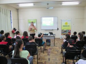ALUNOS SE DIVERTEM COM A TURMINHA DA RECICLAGEM RS