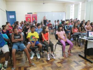 ALUNOS SE DIVERTEM COM A TURMINHA DA RECICLAGEM RS